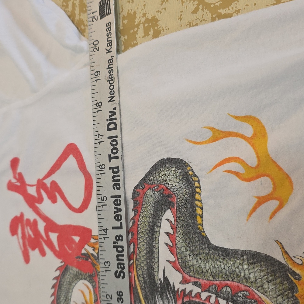 Vintage Hong Kong dragon graphic T-shirt.  - Picture 4 of 7